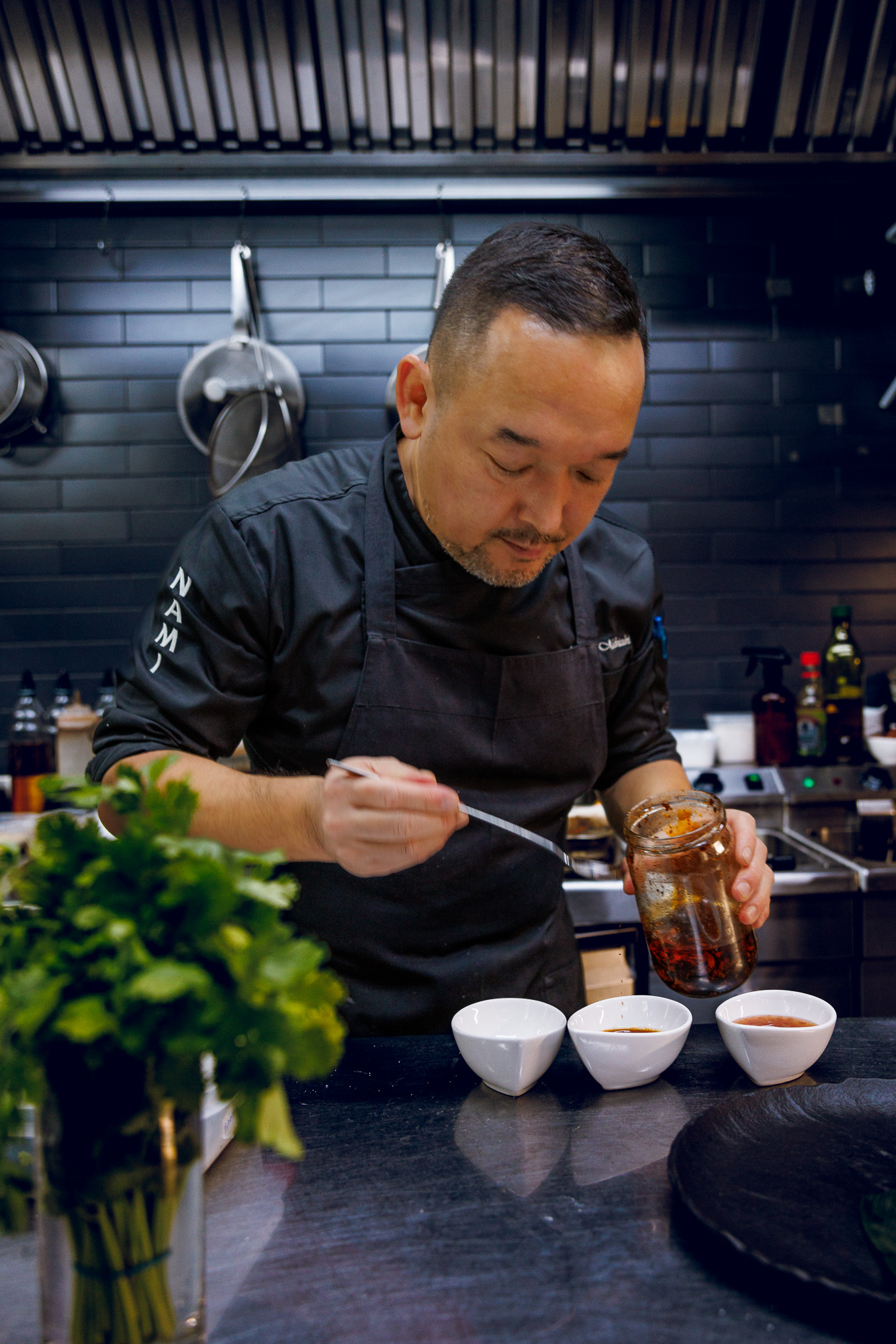 Chef priprema sushi