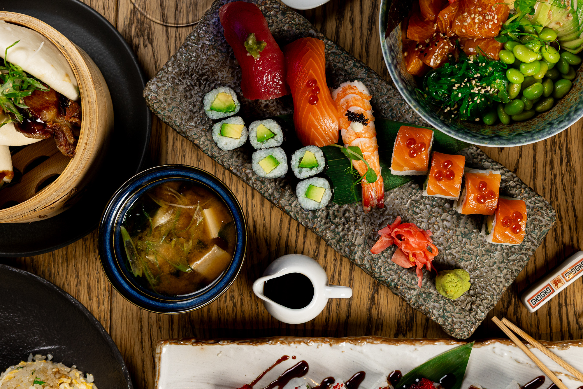Pogled odozgo na sushi i juhu